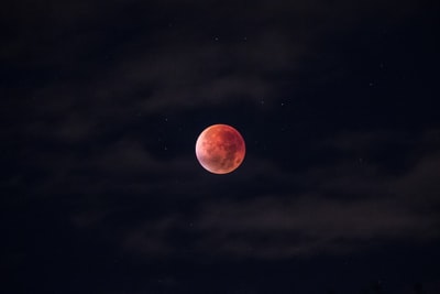 夜晚的血月